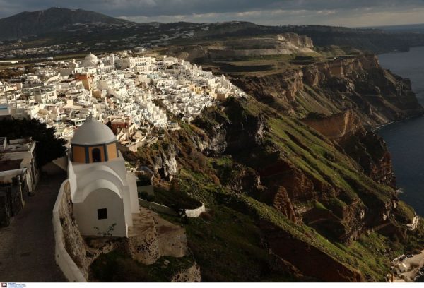 Μεγάλη κατολίσθηση στο Ημεροβίγλι της Σαντορίνης - Τι λένε οι ειδικοί (βίντεο)
