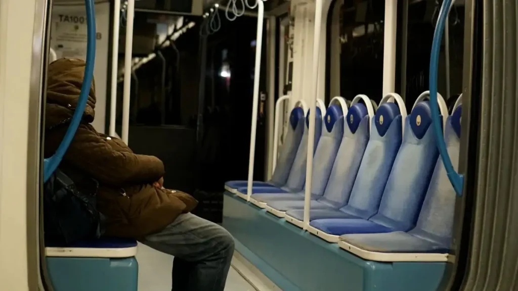 Αιματηρή επίθεση στη Βούλα: Άνδρας τραυμάτισε επιβάτη με σπασμένο μπουκάλι μέσα στο τραμ