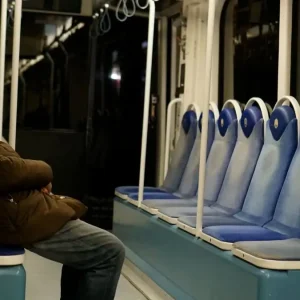 Αιματηρή επίθεση στη Βούλα: Άνδρας τραυμάτισε επιβάτη με σπασμένο μπουκάλι μέσα στο τραμ