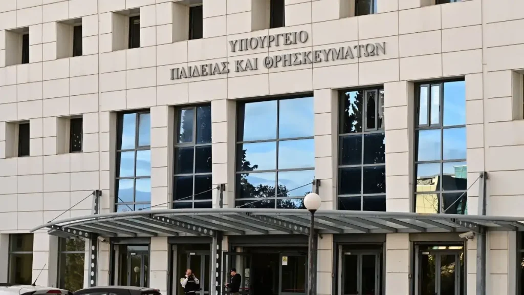 Συγκέντρωση δασκάλων έξω από το υπουργείο Παιδείας το μεσημέρι – Τα αιτήματα της ΔΟΕ