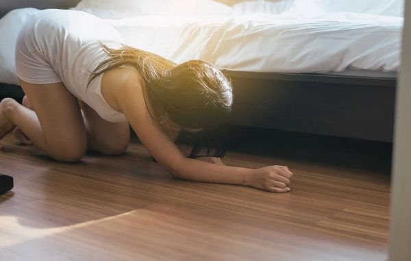 Μπέιμπι σίτερ έκανε μια τρομακτική ανακάλυψη, ψάχνοντας για τέρατα κάτω από το κρεβάτι του παιδιού