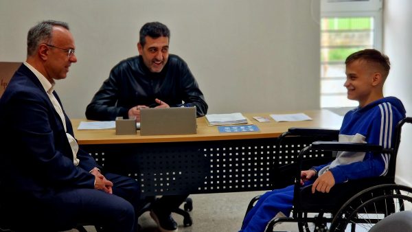 Τον μικρό Κωνσταντίνο που συγκίνησε όλη την Ελλάδα συνάντησε ο Χρήστος Σταϊκούρας