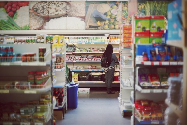 Reuters: Κρέας, δημητριακά, ηλεκτρικές σκούπες, χαρτί υγείας – Η ΕΕ ετοιμάζει αντίμετρα ως απάντηση στους δασμούς του Τραμπ