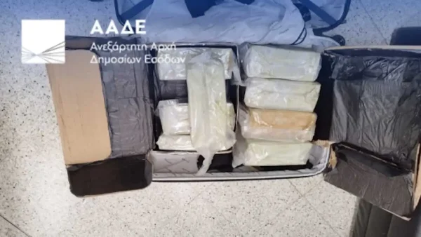 ΑΑΔΕ: Επιβάτης πιάστηκε με 17 κιλά κοκαΐνης στο αεροδρόμιο «Ελευθέριος Βενιζέλος»
