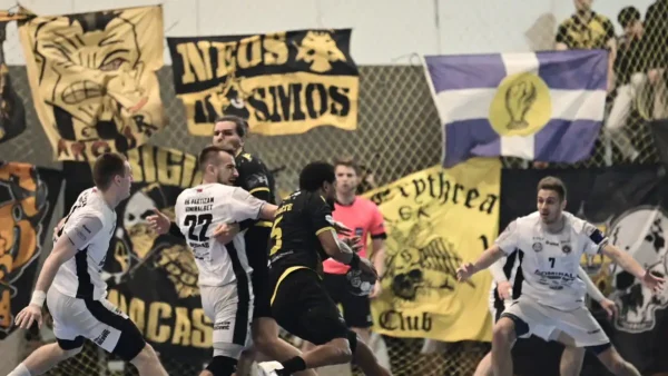 Οι παίκτες της ΑΕΚ αποχώρησαν για τα αποδυτήρια μετά τη ρίψη κροτίδων στο παιχνίδι με την Παρτιζάν στο χάντμπολ ανδρών