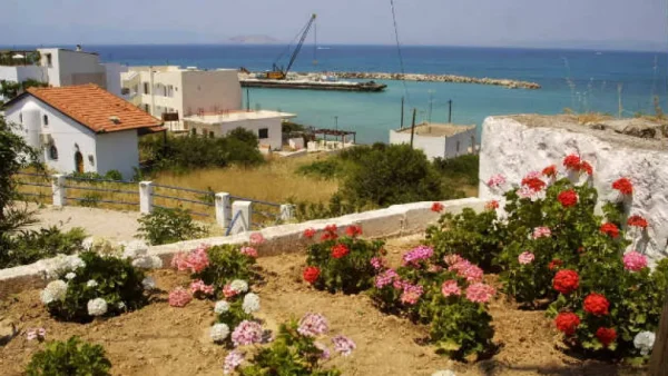 Αμερικανίδα ταξίδεψε σε ένα από τα ομορφότερα νησιά της Ελλάδας με μόλις 1 ευρώ (video)