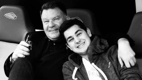 Χρίστος Κούγιας: «Λείπεις» γράφει για τον πατέρα του, Αλέξη