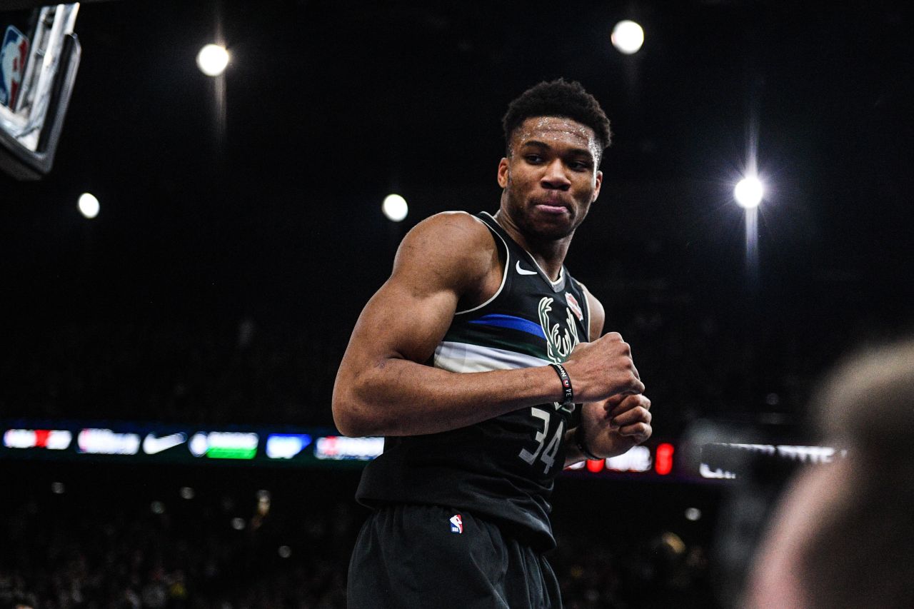 O Γιάννης Αντετοκούνμπο περιμένει να δει τις επιλογές των Μιλγουόκι Μπακς για να αποφασίσει το μέλλον του