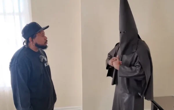 «Ξέφυγε» πάλι ο Κάνιε Γουέστ: Εμφανίστηκε με κουκούλα Κου Κλουξ Κλαν – Μετάνιωσε «που άφησε έγκυο» την Κιμ Καρντάσιαν