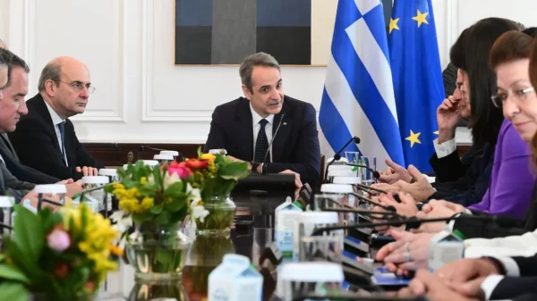 Αποκαλυπτήρια για τον νέο κατώτατο μισθό που «κλειδώνει» στα 880 ευρώ - Και η αξιολόγηση του Δημοσίου στο υπουργικό