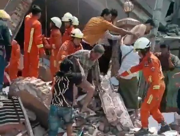 «Ψάχνουν στα τυφλά» για επιζώντες στα χαλάσματα στη Μιανμάρ - Άγνωστος ο αριθμός των αγνοούμενων - Δεκάδες εγκλωβισμένοι στον ουρανοξύστη στην Ταϊλάνδη