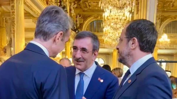 Στο Παρίσι ο Μητσοτάκης για την Σύνοδο των ηγετών για την Ουκρανία - Είχε άτυπη συζήτηση με Χριστοδουλίδη και τον αντιπρόεδρο της Τουρκίας