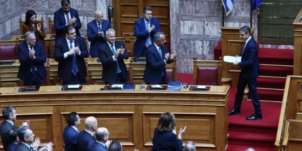 Η Βουλή απέρριψε την πρόταση δυσπιστίας -Ψήφισαν 157 όχι, 136 υπέρ