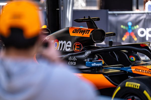 Η εμπειρία της McLaren στην Αθήνα – Οι καλύτερες στιγμές από το εκπληκτικό διήμερο με το αυθεντικό μονοθέσιο της θρυλικής ομάδας σε OPAP Arena και Σύνταγμα