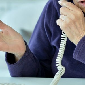 «Θα σε σκοτώσουμε αν δεν πληρώσεις»: Η νέα τηλεφωνική τρομοκρατία που στοχεύει ηλικιωμένους – Πώς στήνουν την παγίδα οι απατεώνες