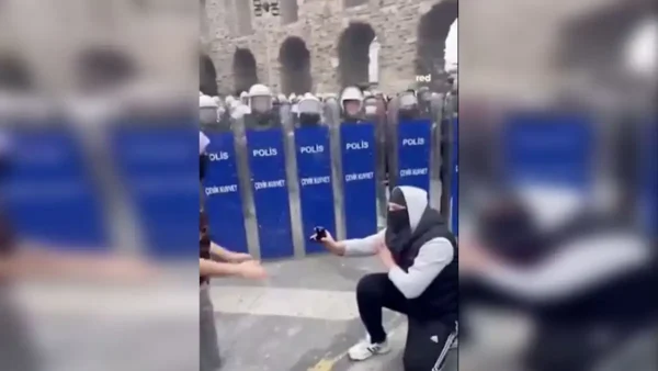Κωνσταντινούπολη: Πρόταση γάμου από διαδηλωτή στην αγαπημένη του εν μέσω επεισοδίων και μπροστά στις ασπίδες των αστυνομικών