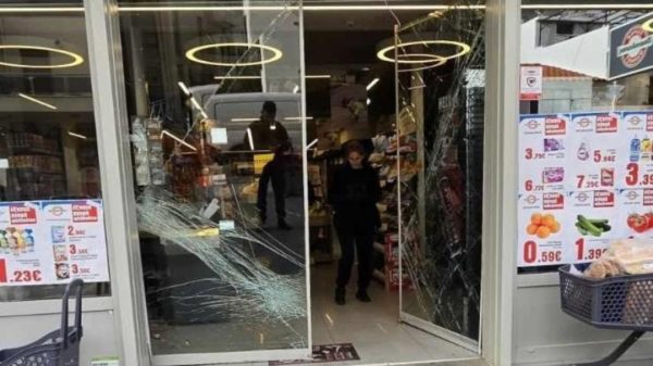 Άγνωστος «μπήκε» σε σούπερ μάρκετ με κλεμμένο όχημα στο Ρέθυμνο - Έσπασε τζαμαρία και το έσκασε