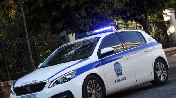 Θρίλερ στην Καλλιθέα: Άνδρας απειλούσε με τσεκούρι περαστικούς – Ήθελε να βάλει φωτιά σε πολυκατοικία