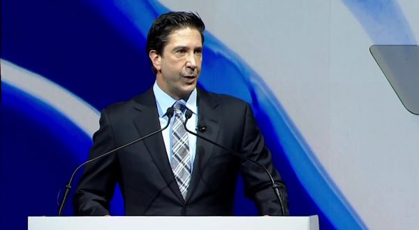 Ο Ντέιβιντ Σουίμερ από τα «Φιλαράκια» κατακεραυνώνει τους... διπρόσωπους σταρ του Χόλιγουντ για τη σιωπή τους ενάντια στον αντισημιτισμό