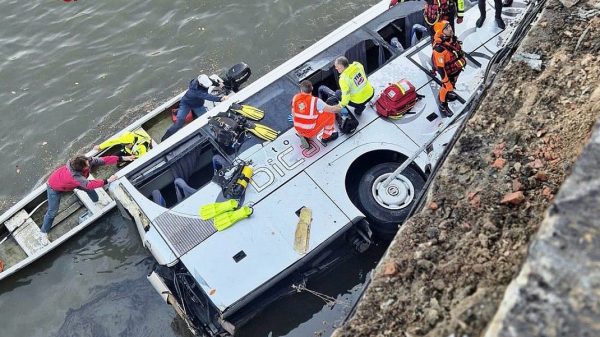 Ένας νεκρός και 3 τραυματίες σε τροχαίο στο Τορίνο - Πούλμαν έπεσε στον ποταμό Πάδο