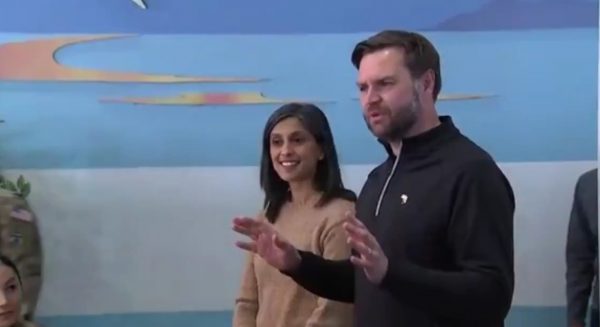 Ο Τραμπ θέλει τη Γροιλανδία και ο Βανς του λέει... «εδώ κάνει ψοφόκρυο»