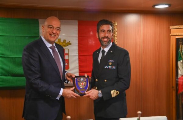 Επίσκεψη Ν. Δένδια στη φρεγάτα του Πολεμικού Ναυτικού της Ιταλίας Carlo Margottini στο λιμάνι του Πειραιά