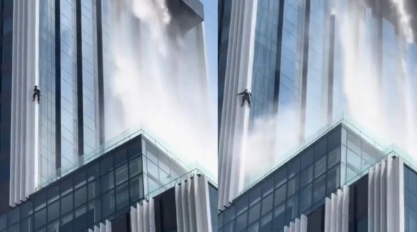 Τρομακτικό βίντεο από το σεισμό στην Ταϊλάνδη: Καθαριστής τζαμιών παλεύει να κρατηθεί ενώ πέφτουν τόνοι νερού δίπλα του