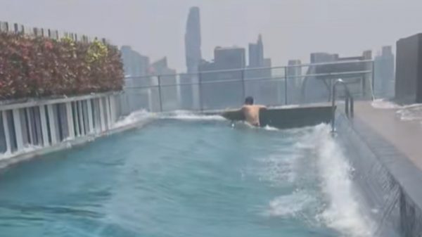 Ταϊλάνδη: Μάχη επιβίωσης στην πισίνα ουρανοξύστη - Συγκλονιστικό βίντεο από τον σεισμό των 7,7 Ρίχτερ