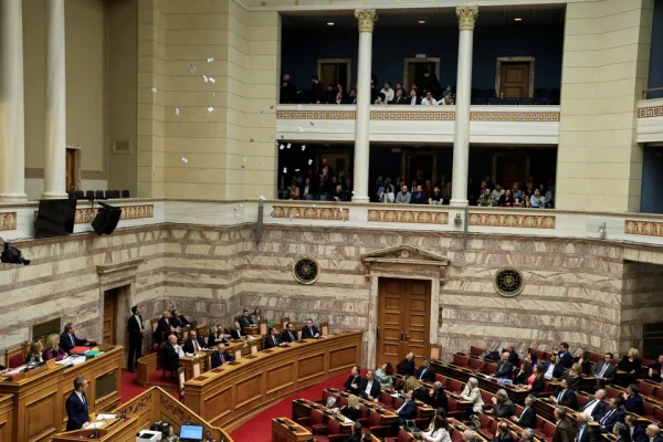 Βουλή: Δεκαοκτάχρονοι της Νέας Αριστεράς πέταξαν τρικάκια μόλις ανέβηκε στο βήμα ο πρωθυπουργός