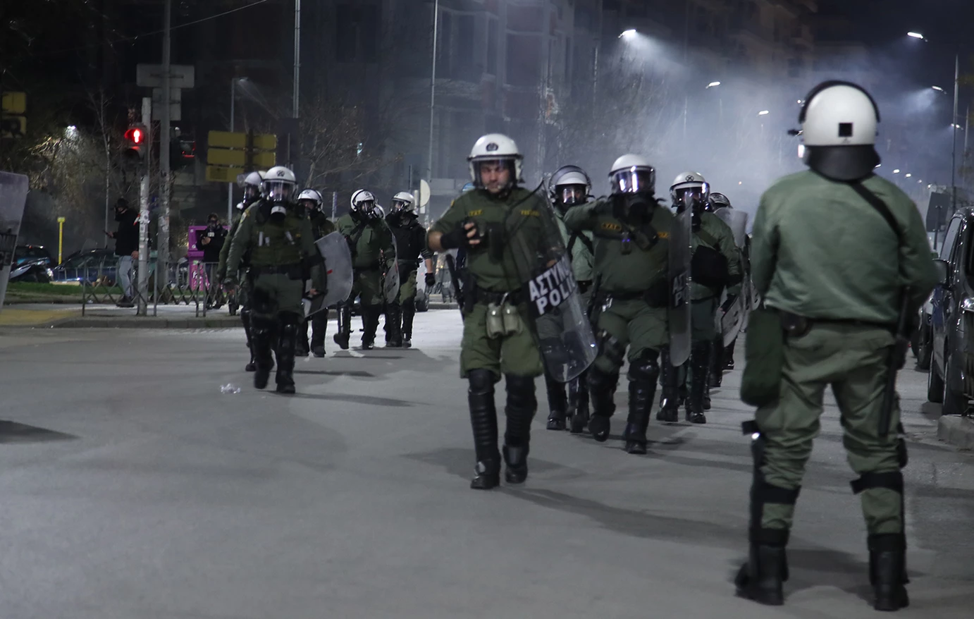 Επεισόδια στη Θεσσαλονίκη μετά την πορεία για τα Τέμπη – Πετροπόλεμος και χημικά