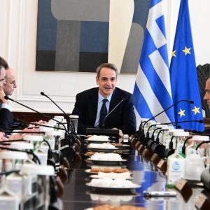 H λίστα με τα δώρα που έλαβαν οι υπουργοί το 2025: Από σπαθιά και χαλιά έως ασημένιες εικόνες και καραβάκια