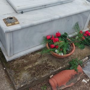 Φθιώτιδα: Επιδρομή των «κυνηγών» χαλκού σε Κοιμητήριο (ΦΩΤΟ)