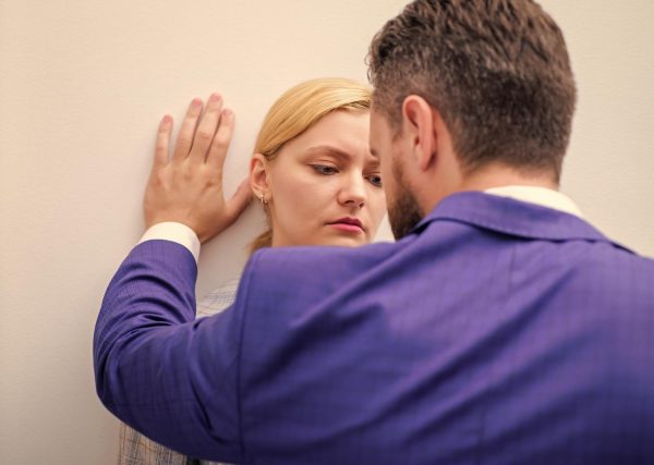 Επιθεώρηση Εργασίας: Μεγάλη άνοδος στις καταγγελίες βίας και παρενόχλησης στην εργασία