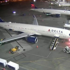 Του πρόσφεραν 3.000 δολάρια για να κατέβει από το αεροπλάνο – Δεν πίστευε στα αυτιά του ο επιβάτης