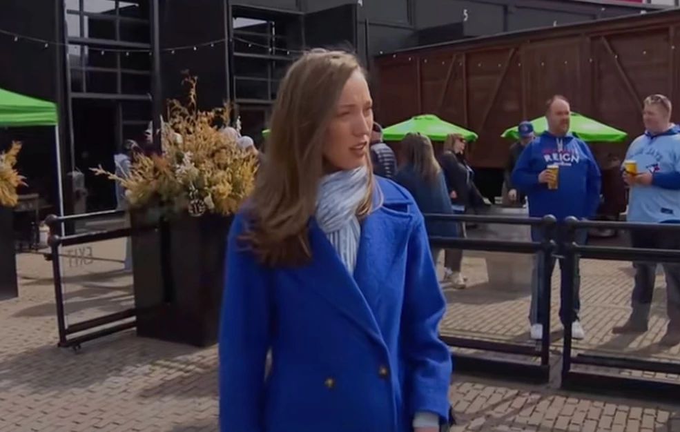 Η χυδαία ατάκα 9χρονου σε γυναίκα δημοσιογράφο και η on camera αντίδρασή της – Ο μπαμπάς του γελούσε