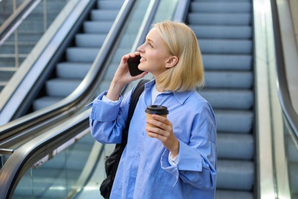 Γιατί περπατάμε πάνω-κάτω όταν μιλάμε στο τηλέφωνο: Η ψυχολογία έχει την εξήγηση