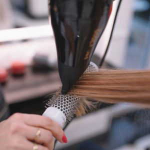 Ρωσίδα κομμώτρια φυλακίστηκε με την κατηγορία ότι διέδωσε ψευδείς ειδήσεις για τον πόλεμο – Την «έδωσε» η γειτόνισσά της