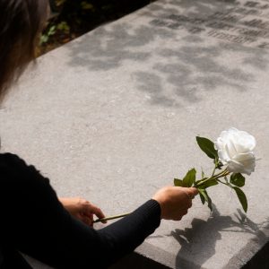 Συνόδευσε τον σύζυγο σε ευθανασία στην Ελβετία και την κατηγορούν για συνέργεια σε αυτοκτονία
