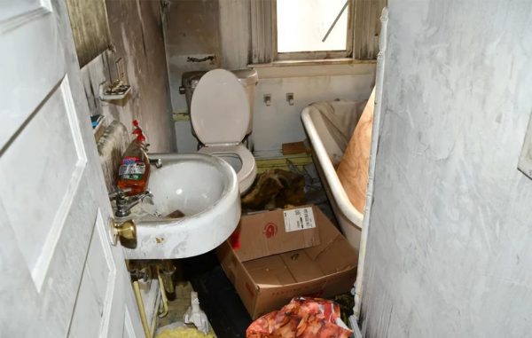 Το «σπίτι του τρόμου» αποκαλύπτεται: Φωτογραφίες από το κολαστήριο όπου η μητριά  κακοποιούσε τον θετό γιο για δεκαετίες