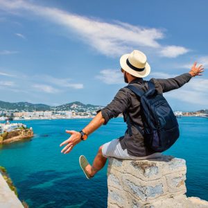 Ανάκαμψη ρεκόρ για τον τουρισμό στην Ελλάδα το 2025 – Τι φοβούνται οι ξενοδόχοι