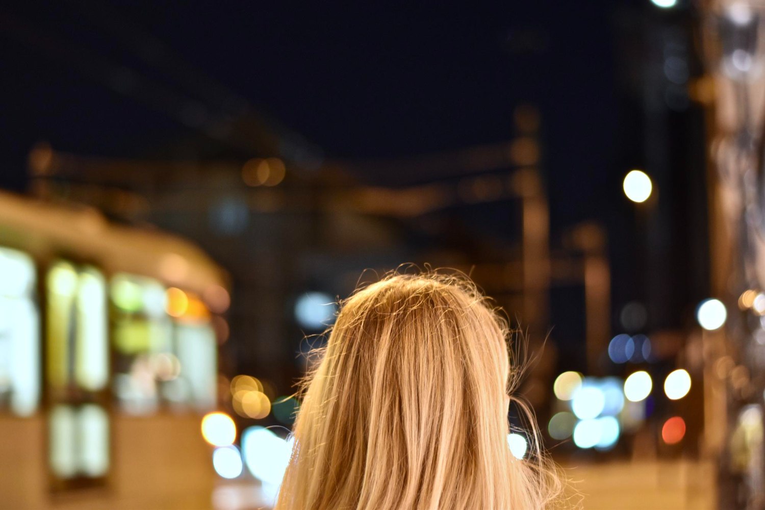 Η σοκαριστική στιγμή της επίθεσης σε 22χρονη στα Εξάρχεια: Την έριξε κάτω και φώναζε «σεξ» μπροστά στην αδερφή και τη φίλη της