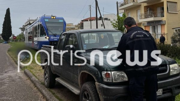 Πύργος: Πάρκαρε πάνω στις ράγες και σταμάτησε το τρένο