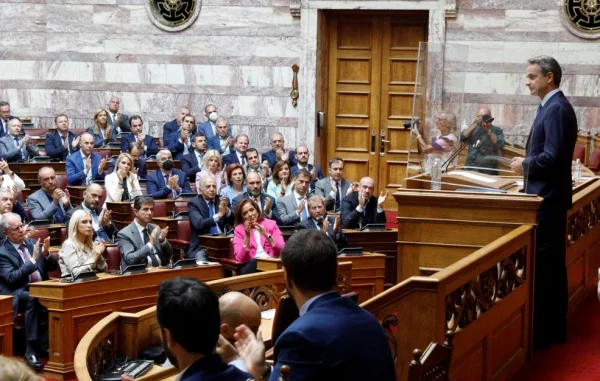 Φρένο στους δελφίνους έβαλε ο πρωθυπουργός: «Όχι» σε πρόωρες εκλογές – Η προτροπή στα στελέχη και οι γκρίνιες