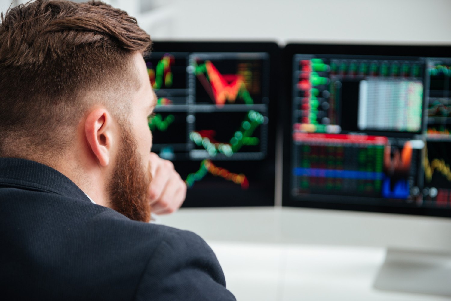 Παγκόσμια αναταραχή από τους δασμούς Τραμπ – Νέα βουτιά στις ευρωγορές, στο «κόκκινο» και η Αθήνα