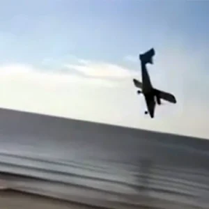 H στιγμή που αεροπλάνο πέφτει στη θάλασσα κοντά σε πολυτελές ξενοδοχείο – Συνολικά 6 νεκροί