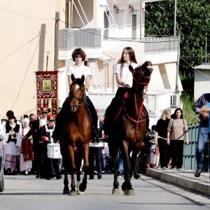 Λαμία: Με καβαλάρηδες η περιφορά της εικόνας του Αγίου Γεωργίου - Δείτε εικόνες