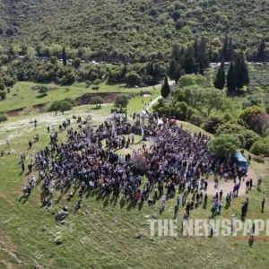Αναπαράσταση της Αποκαθήλωσης στη Μαγνησία: Πιστοί στον Όθρυ συνόδευσαν τον Χριστό στη σπηλιά - Δείτε βίντεο και φωτογραφίες