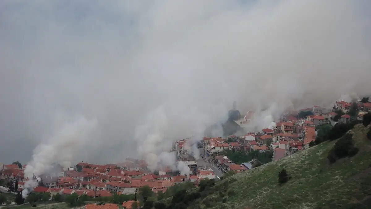 Η Αράχωβα «πνίγηκε» στους καπνούς από το ψήσιμο του οβελία – Εντυπωσιακές εικόνες
