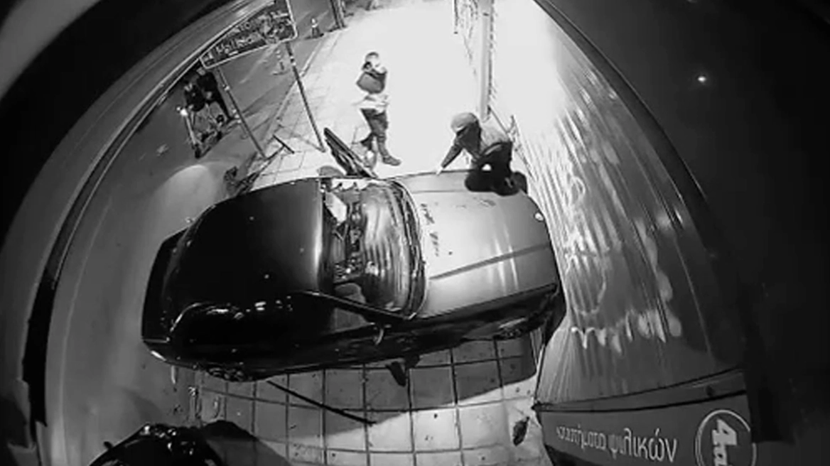 Τροχαίο στη Θεσσαλονίκη: 25χρονος υπό την επήρεια αλκοόλ έχασε τον έλεγχο του ΙΧ και κατέληξε σε βιτρίνα καταστήματος