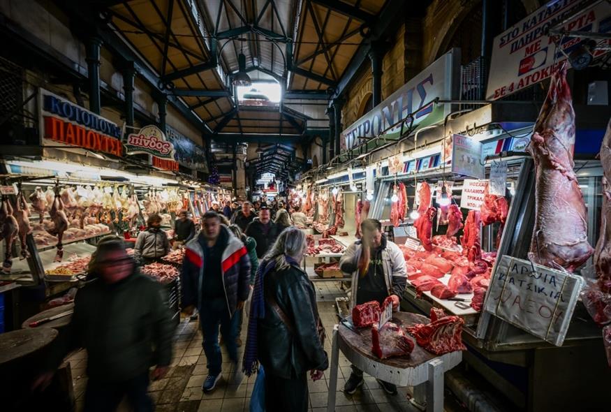 Πόσο κοστίζει φέτος το πασχαλινό τραπέζι: Ένα ευρώ πάνω αρνιά και κατσίκια στη Βαρβάκειο, οπωροκηπευτικά στις ίδιες τιμές με πέρυσι